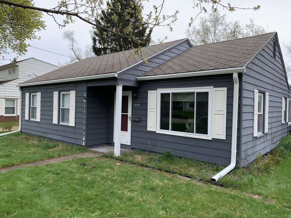 Paw Paw MI roofing contractors repairing residential roof