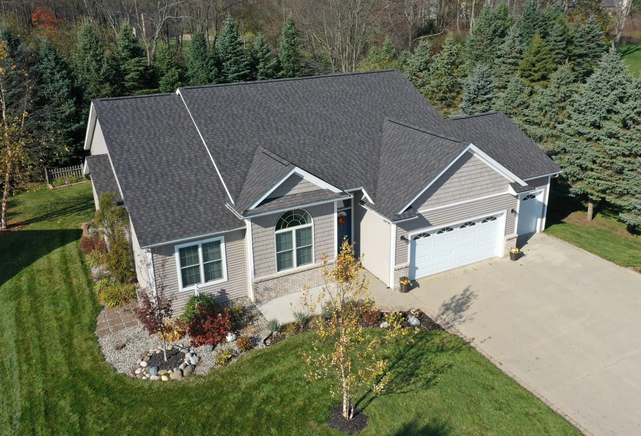 Expert roof repair crew working in Mattawan MI